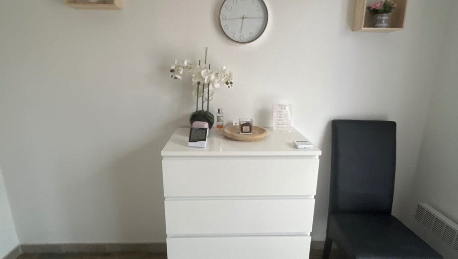 Décor minimaliste à Studio LS, Bize-minervois, Occitanie, FR avec une commode blanche et horloge murale.