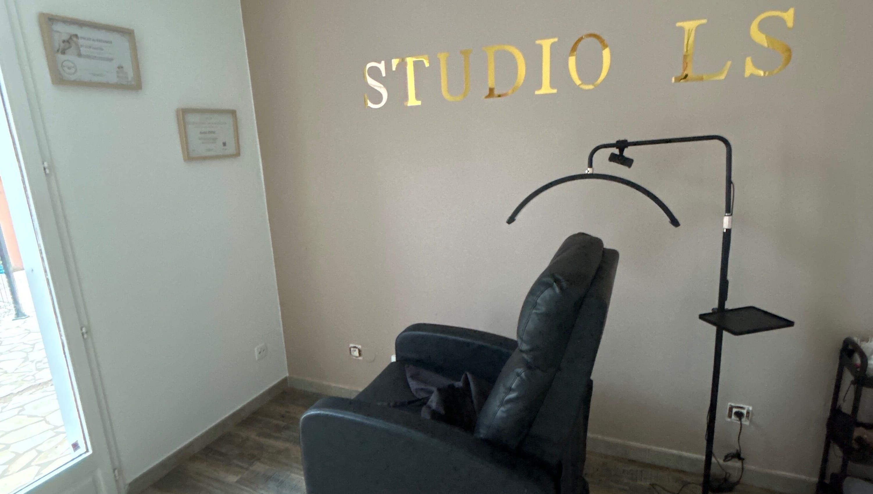 Fauteuil de soin confortable chez Studio LS, Bize-minervois, Occitanie, FR, reflétant une ambiance relaxante.