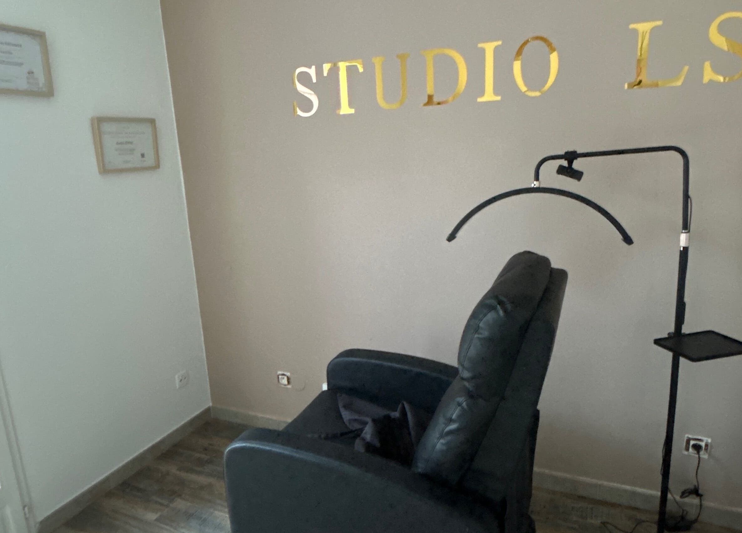 Fauteuil de soin confortable chez Studio LS, Bize-minervois, Occitanie, FR, reflétant une ambiance relaxante.