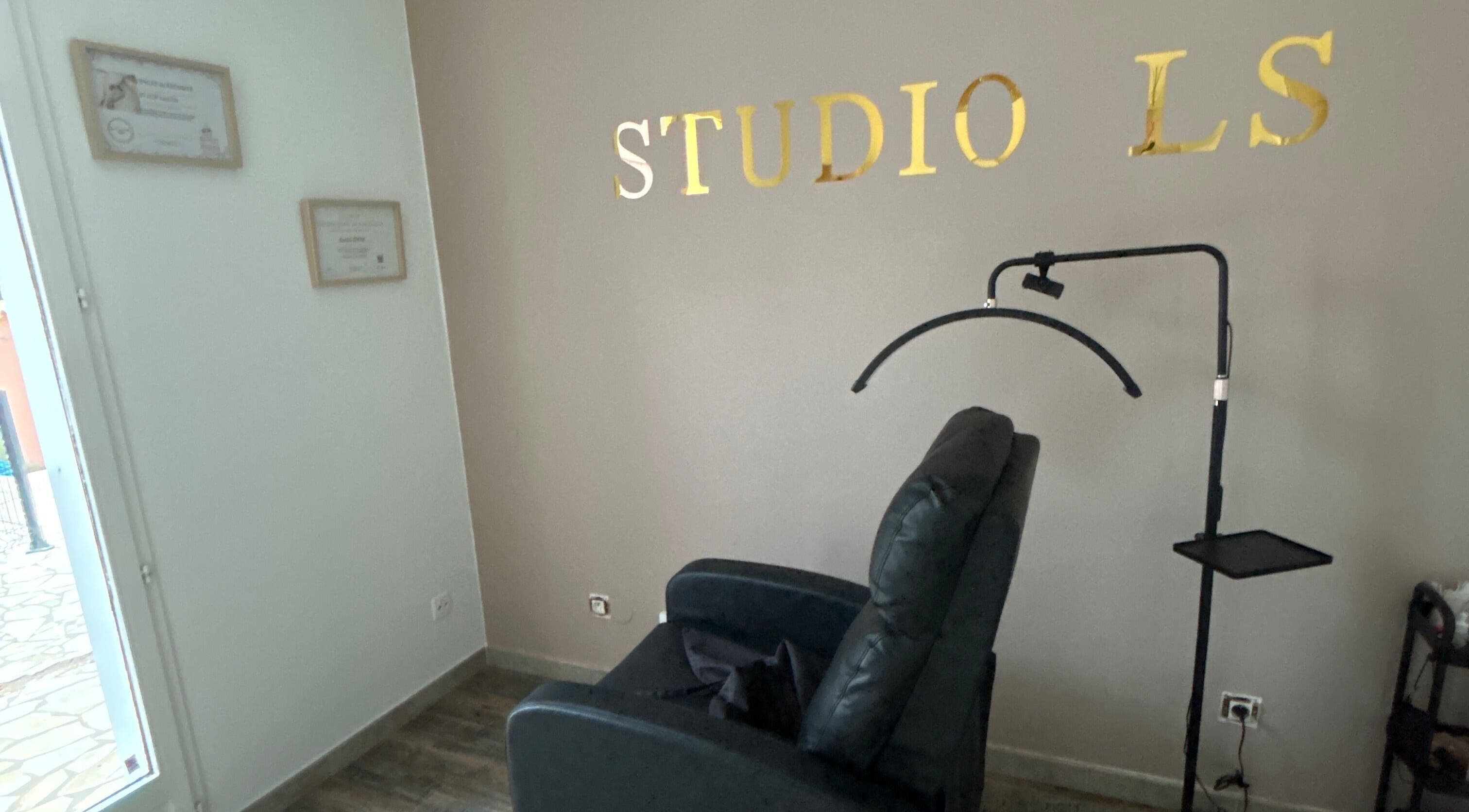 Fauteuil de relaxation au Studio LS, Bize-minervois, Occitanie, FR, idéal pour beauté et bien-être.