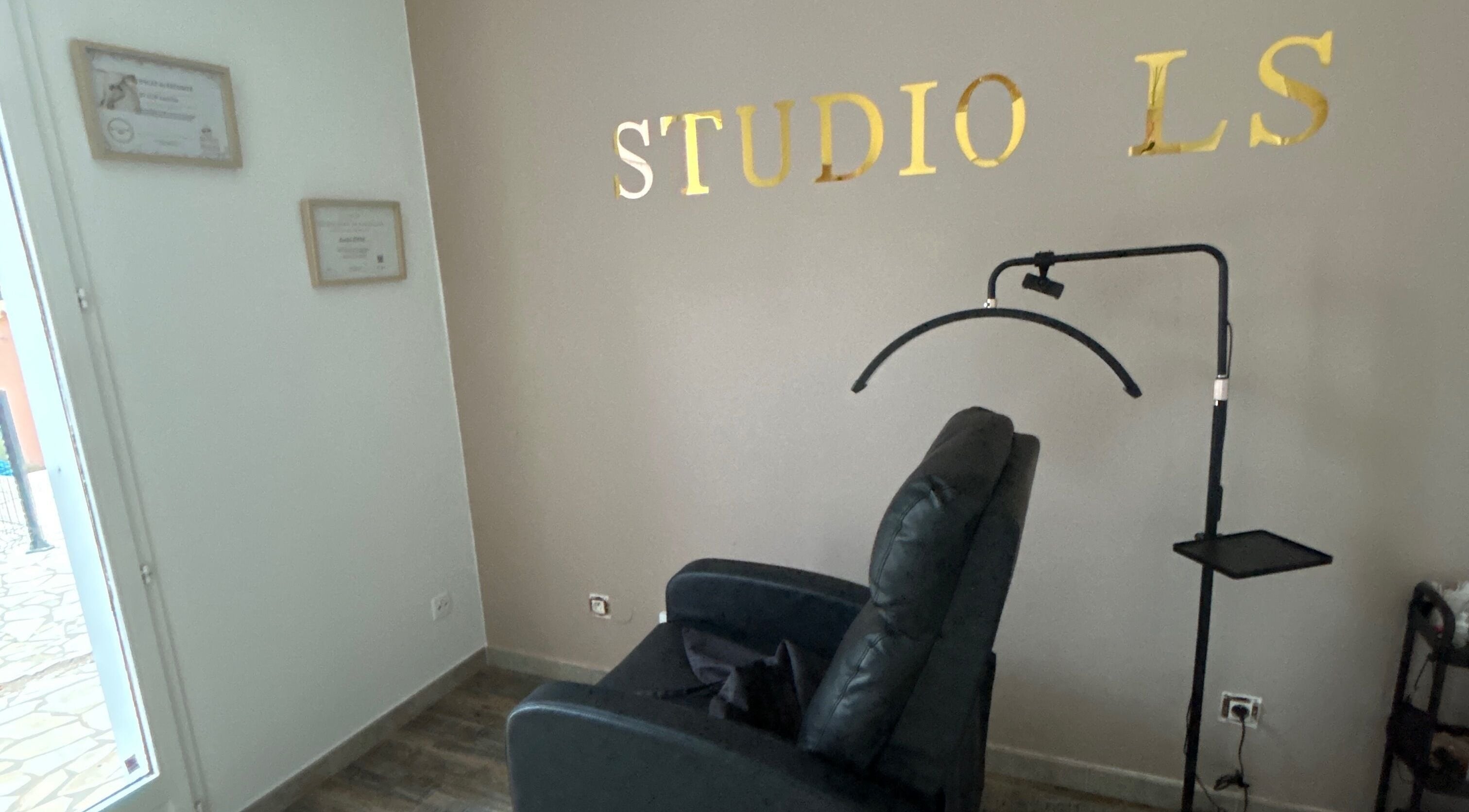 Fauteuil de relaxation au Studio LS, Bize-minervois, Occitanie, FR, idéal pour beauté et bien-être.