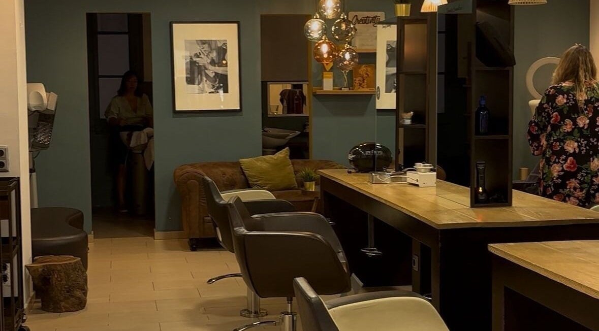 Interior moderno de Samantha Hair & Beauty en Barcelona, Catalunya, ES con sillas y decoración chic.
