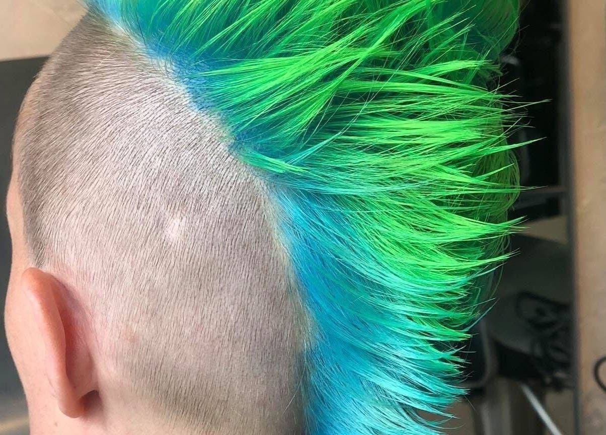 Bold green and blue mohawk hairstyle at Kelly Hair Studio inside Green Cactus cafe, London, England, GB.