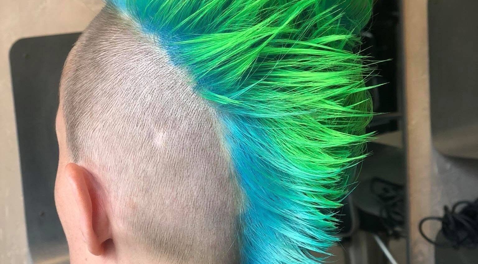 Bold green and blue mohawk hairstyle at Kelly Hair Studio inside Green Cactus cafe, London, England, GB.