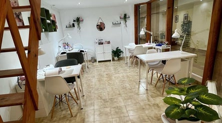 Espaço moderno em S.Embelezearte, Albufeira, Faro, PT, com mesas brancas e decoração relaxante.