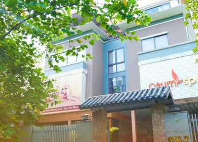 Osum Spa Ngoại Giao Đoàn bên ngoài, Hà Nội, Hà Nội, VN tươi sáng dưới bóng cây.