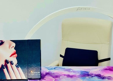 Stolica i posteri u Alisa Beauty Art Studio, Velika Gorica, Zagrebačka Županija, HR, nude luksuzni ambijent.