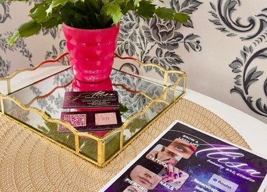 Elegantan prikaz u Alisa Beauty Art Studio, Velika Gorica, Zagrebačka Županija, HR s biljkama i letcima.