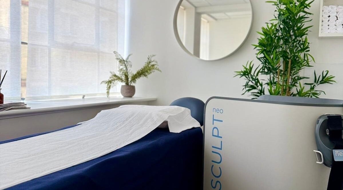 SculptMD treatment room in London, England, GB with sleek decor and advanced wellness equipment.