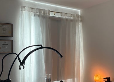 Tranquil spa room at VitaGlow Esthétiques in Laval, Québec, CA, featuring soft lighting and certifications.