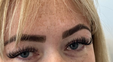 Maria Brow, Lash image 2