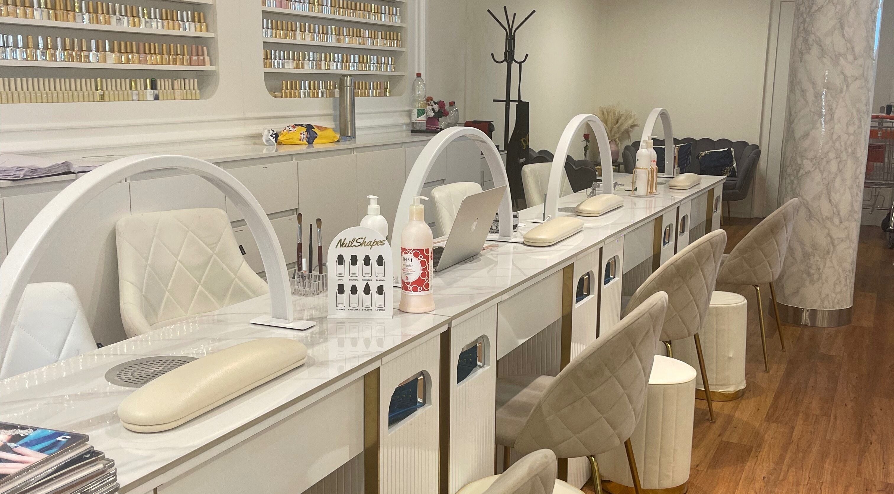 Moderne Nagelstation bei M Nails Säntispark, Abtwil, Sankt Gallen, CH, mit eleganter Einrichtung und Pflegeprodukten.