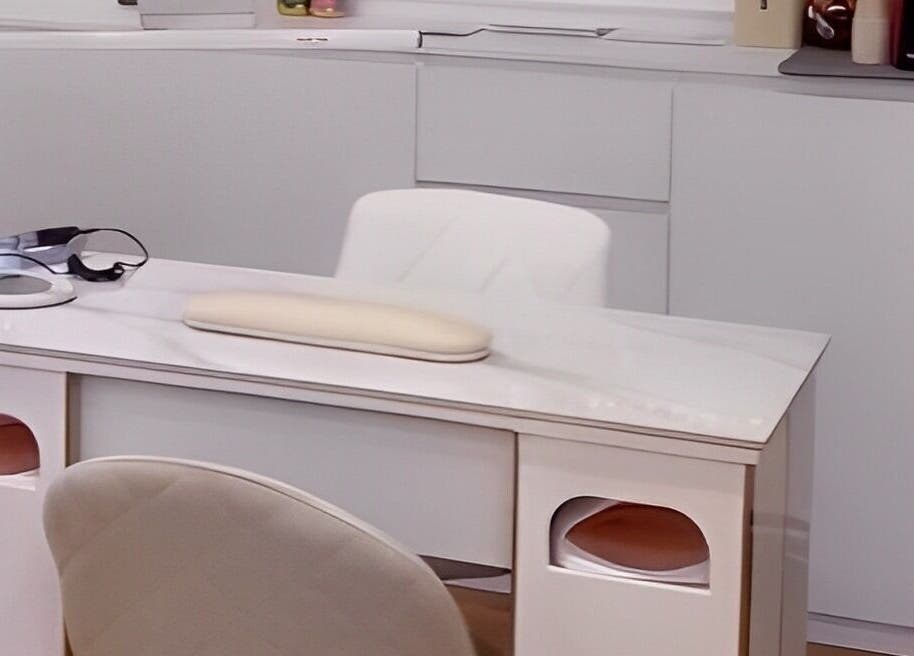 Stilvoller Nagelpflegeplatz bei M Nails Säntispark, Abtwil, Sankt Gallen, CH. Perfekt für entspannende Behandlungen.