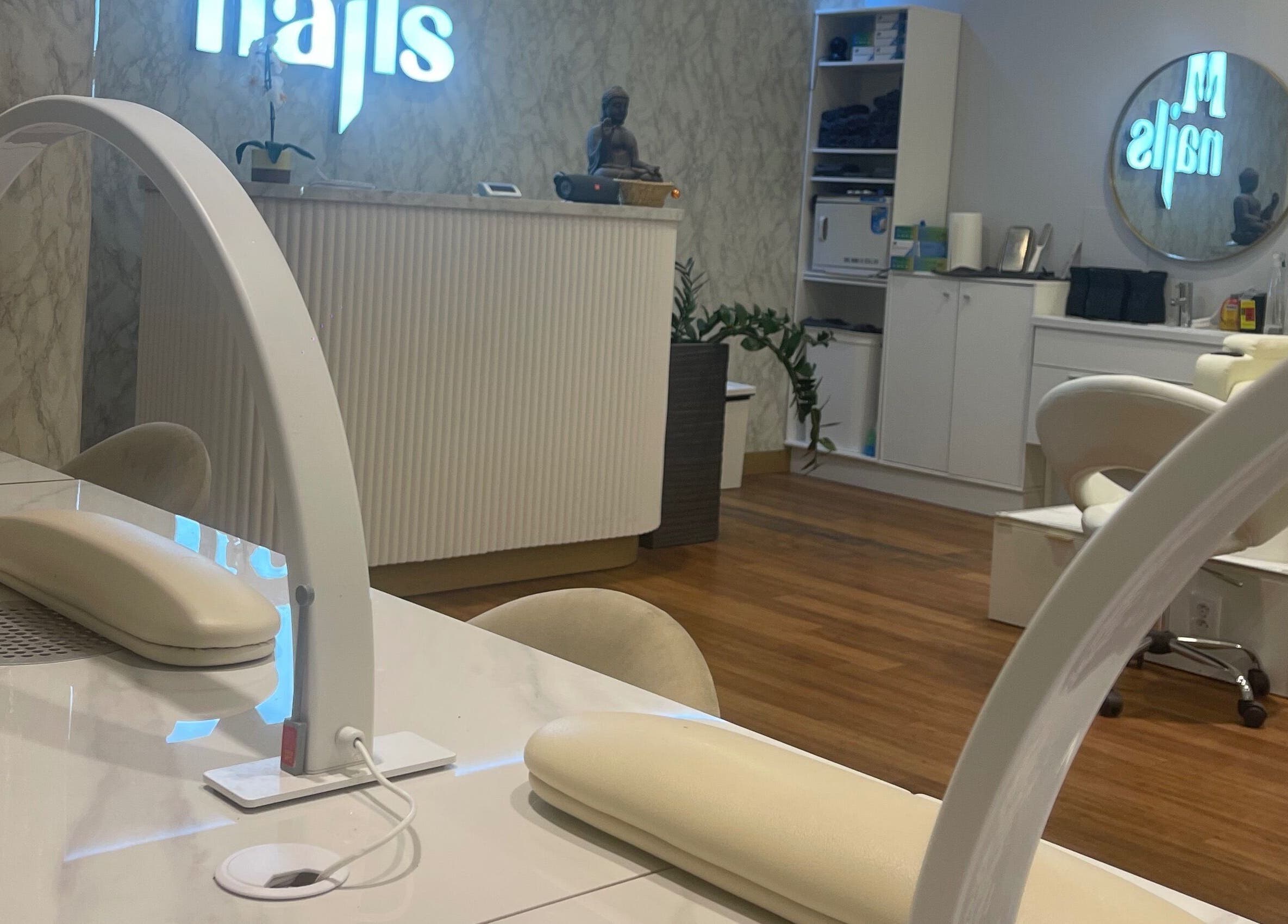 Elegantes Nagelstudio bei M Nails Säntispark, Abtwil, Sankt Gallen, CH, mit modernen Arbeitsplätzen und spiegelnder Einrichtung.