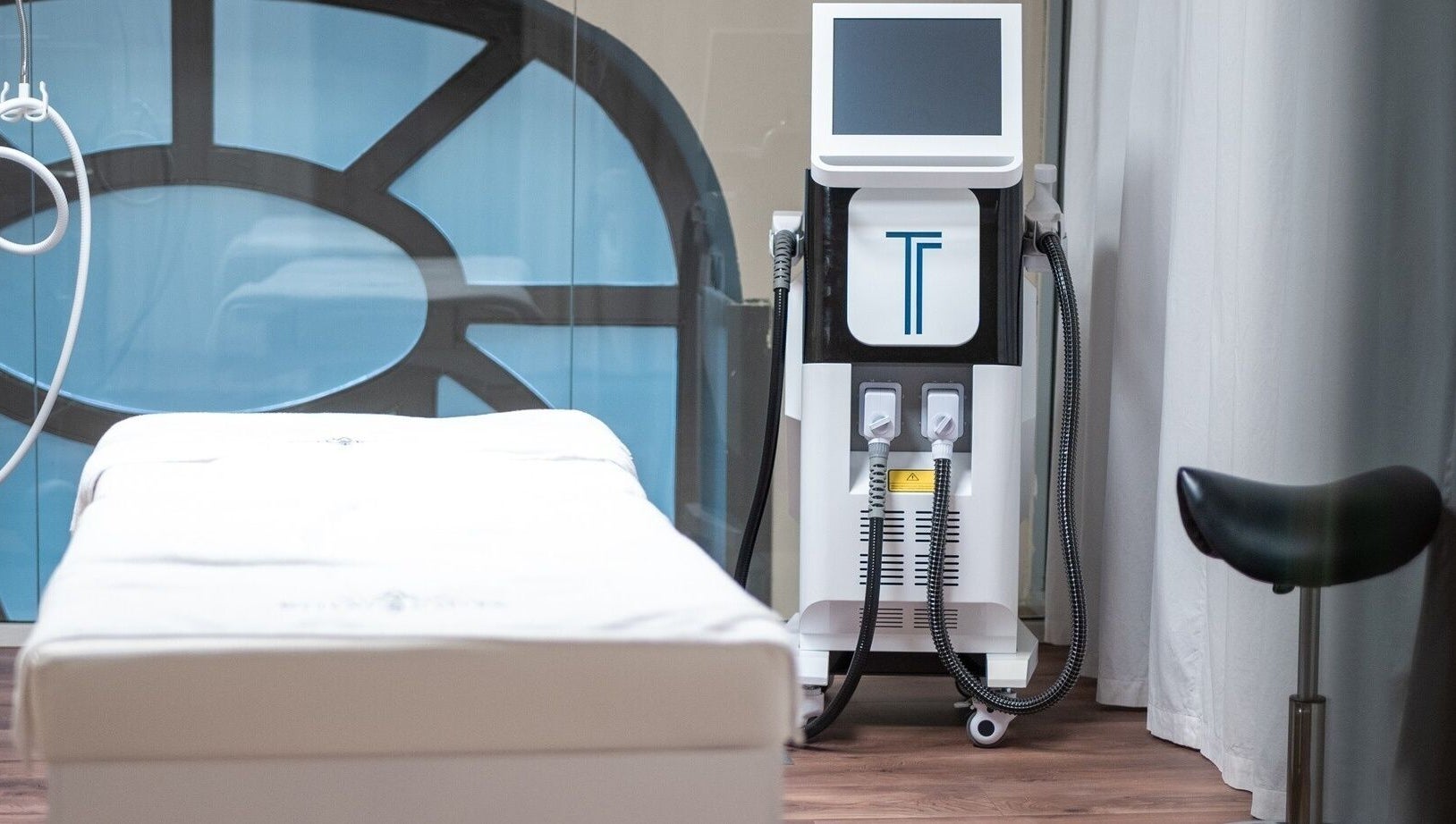 Modern kezelőágy és gép a KahnCare szalonban, Budapest, Magyar, HU.