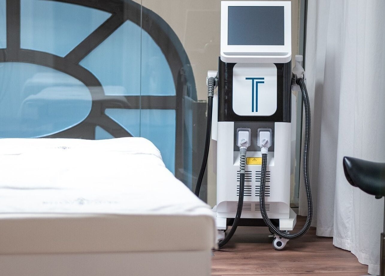 Modern kezelőágy és gép a KahnCare szalonban, Budapest, Magyar, HU.