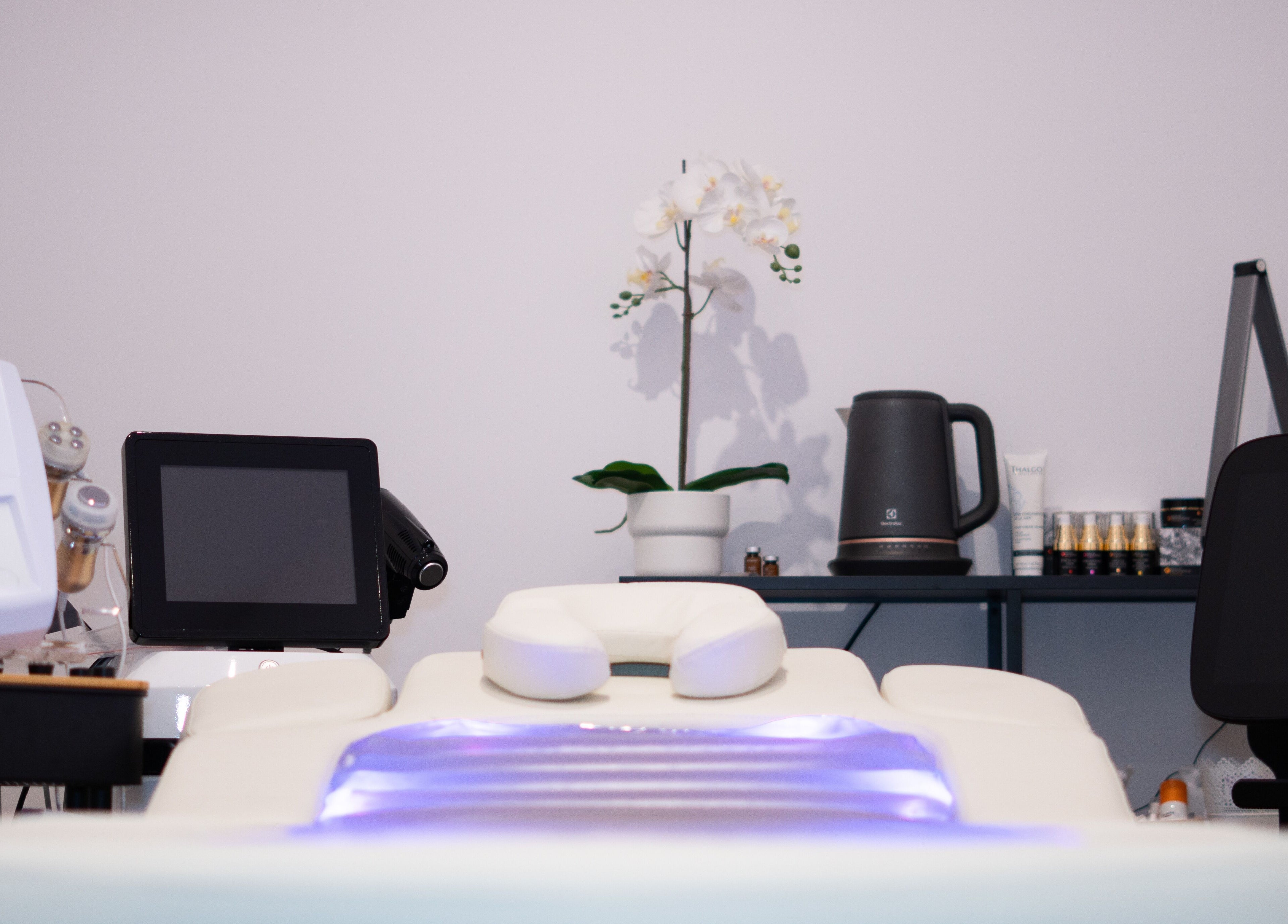 KahnCare kezelőszoba Budapesten, Magyarország. Modern eszközök és pihentető környezet.