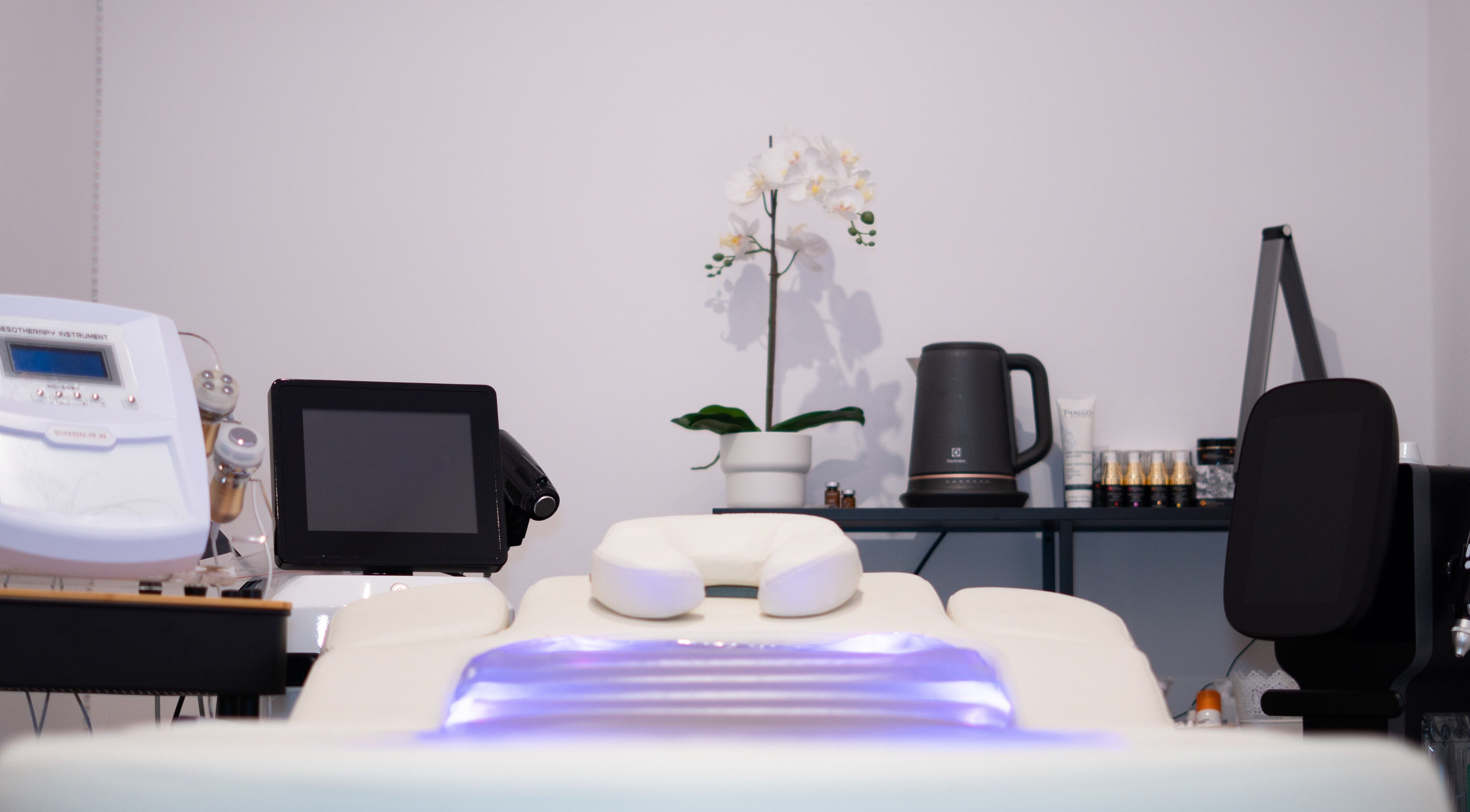 KahnCare kezelőszoba Budapesten, Magyarország. Modern eszközök és pihentető környezet.