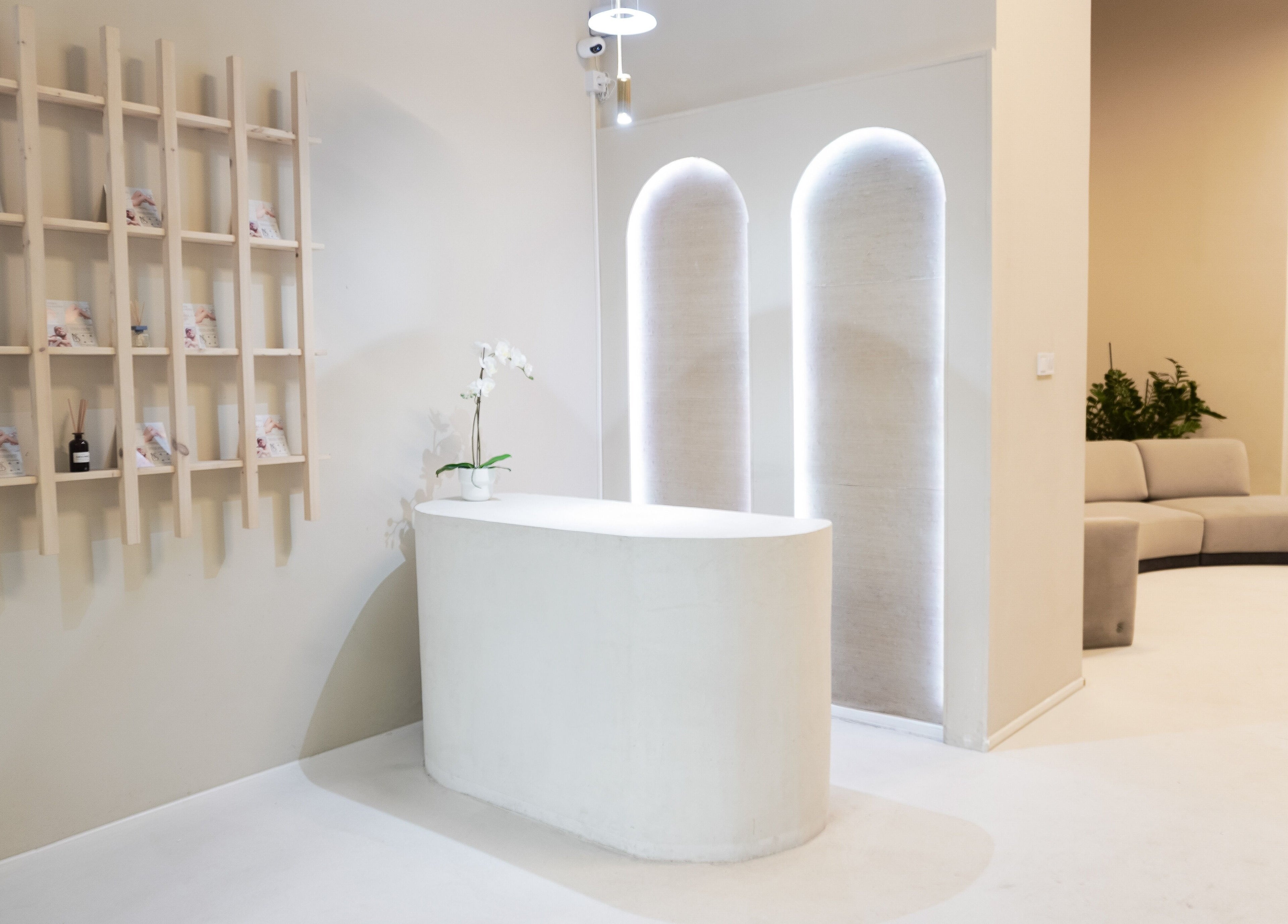 Modern recepció a KahnCare-ben, Budapest, Magyar, HU, elegáns világos belső térrel.