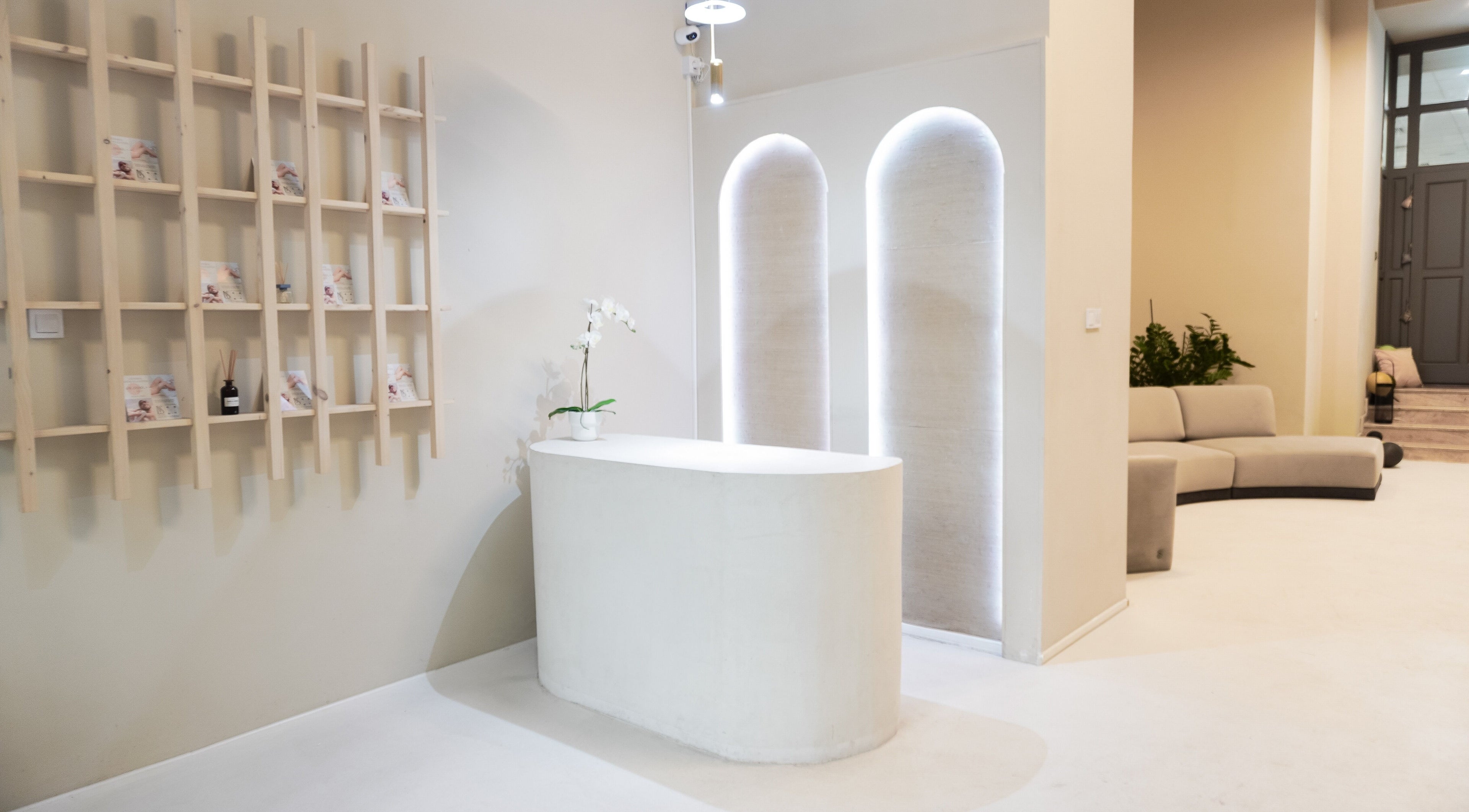 Modern recepció a KahnCare-ben, Budapest, Magyar, HU, elegáns világos belső térrel.