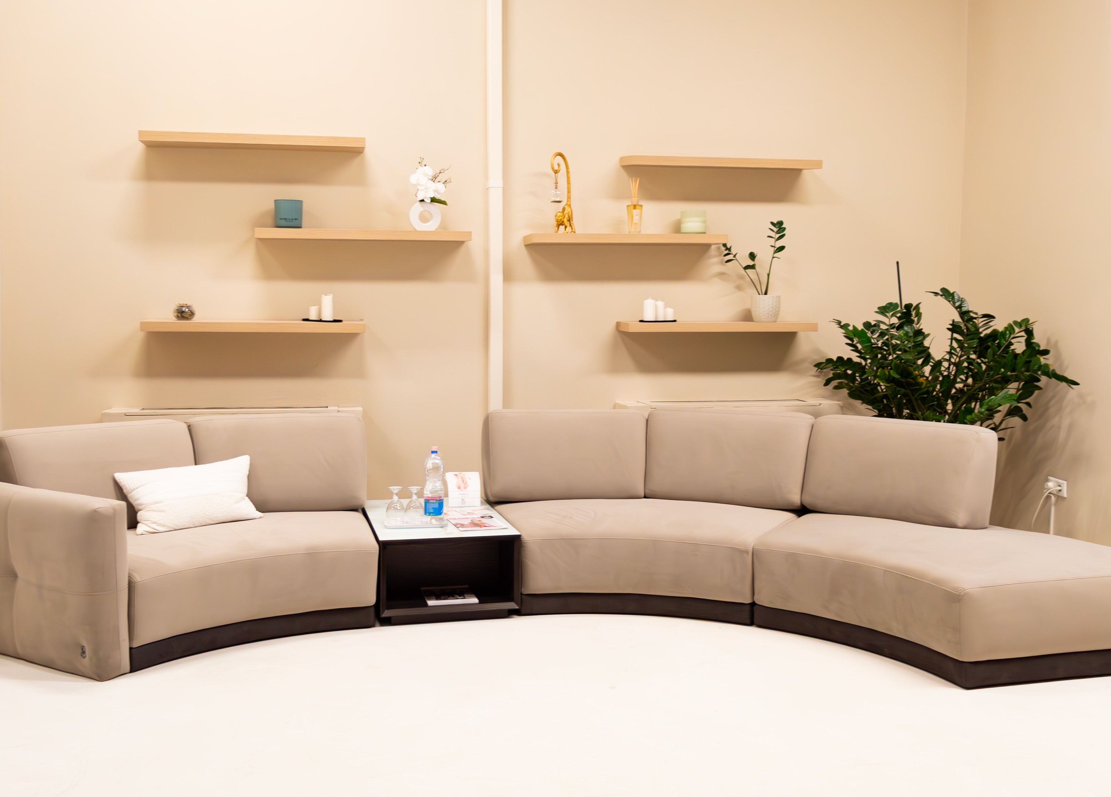 Elegáns kanapé várja a vendégeket a KahnCare szalonban, Budapest, Magyar, HU.