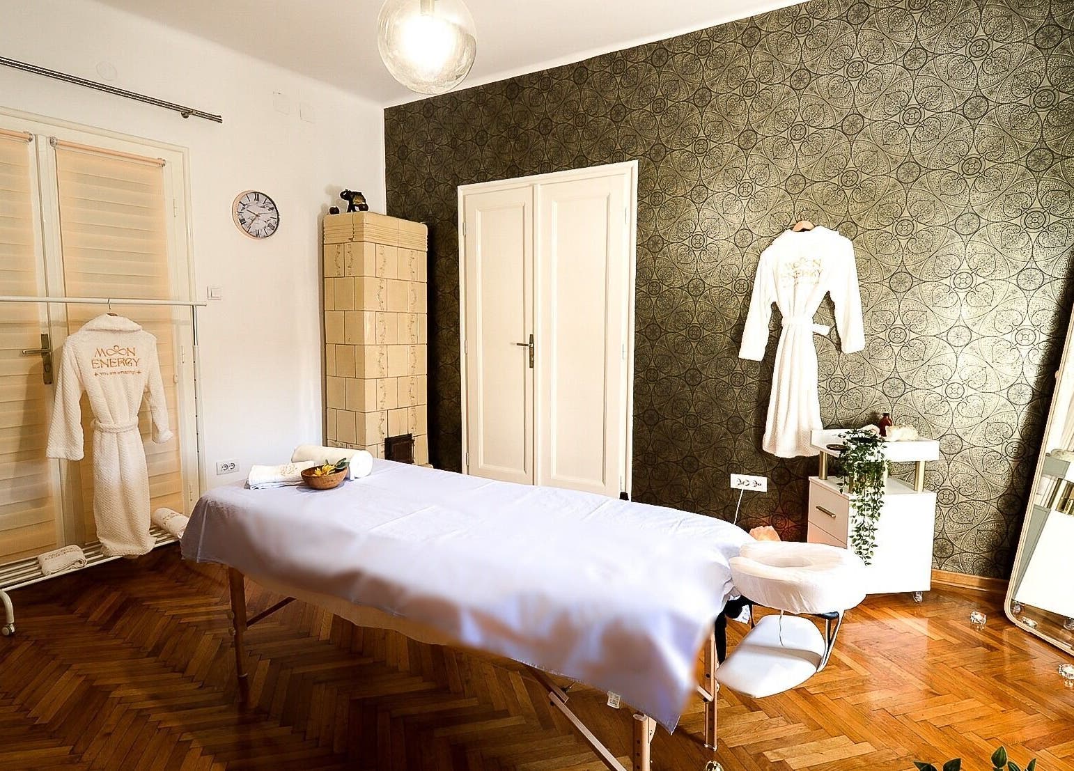 Calming massage room at Moon Energy, Beograd, RS with elegant decor and comfortable treatment table.