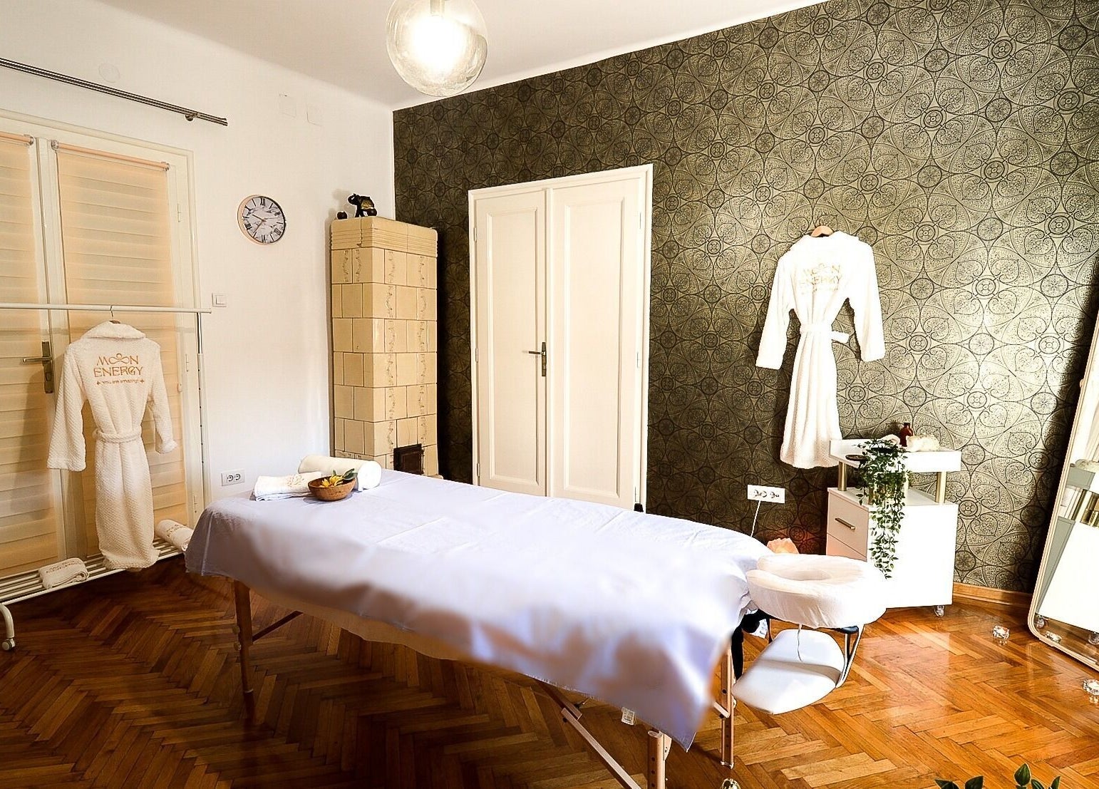 Calming massage room at Moon Energy, Beograd, RS with elegant decor and comfortable treatment table.