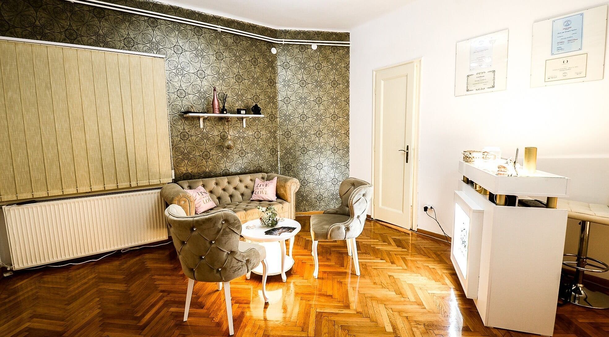 Elegant lounge at Moon Energy, Beograd, RS, featuring plush seating and chic decor.