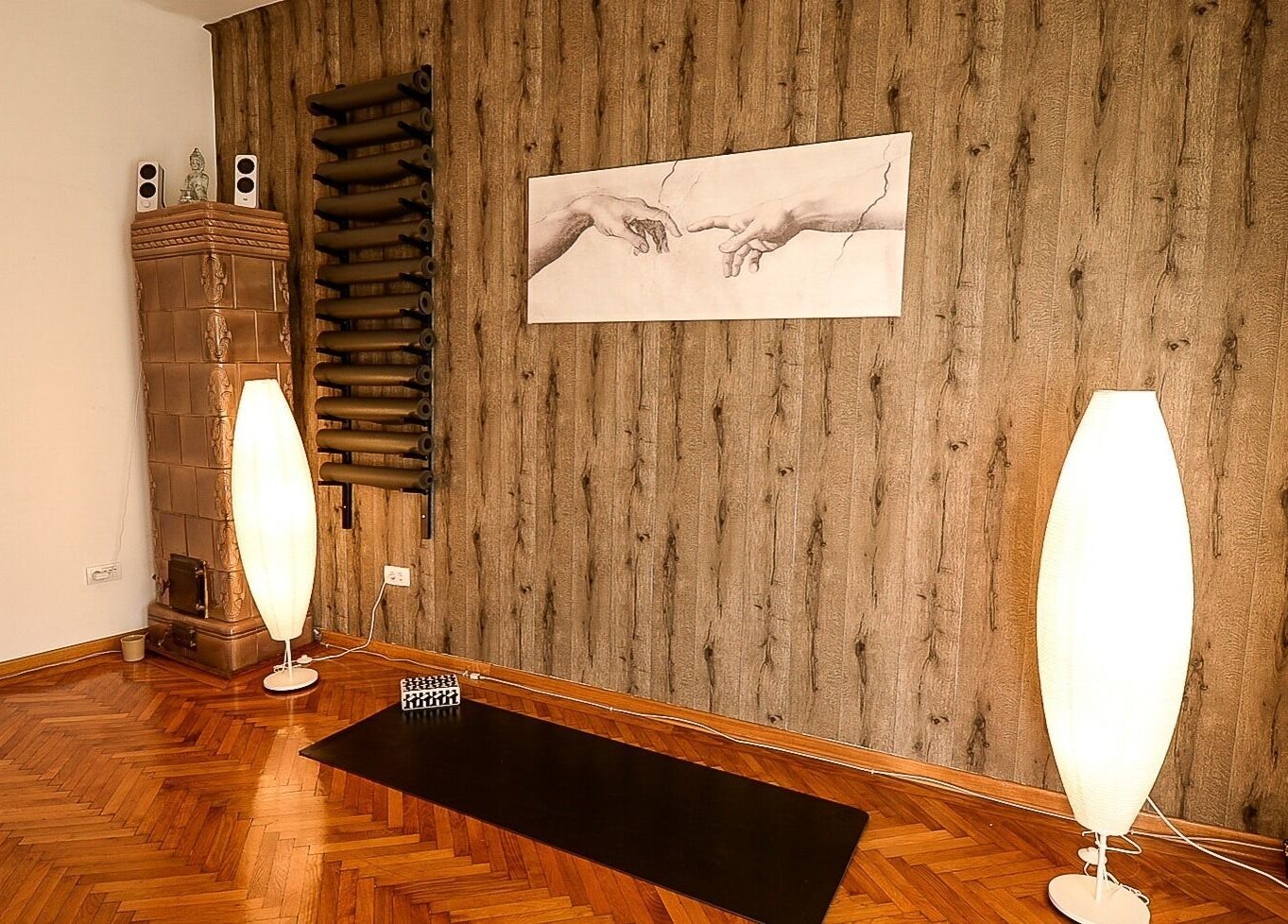 Peaceful wellness room at Moon Energy, Beograd, RS, featuring yoga mats and ambient lighting.