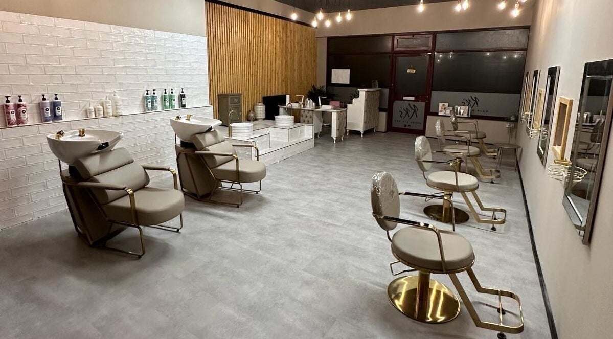 Elegant salon interior at Kk’s Hairdressing and Beauty, Deeside, Wales, GB.
