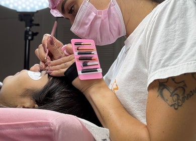 Aplicação de extensão de cílios por profissional em Shirley Lash Design, Coral Springs, Florida, US.