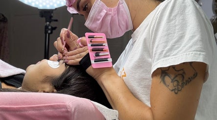 Aplicação de extensão de cílios por profissional em Shirley Lash Design, Coral Springs, Florida, US.