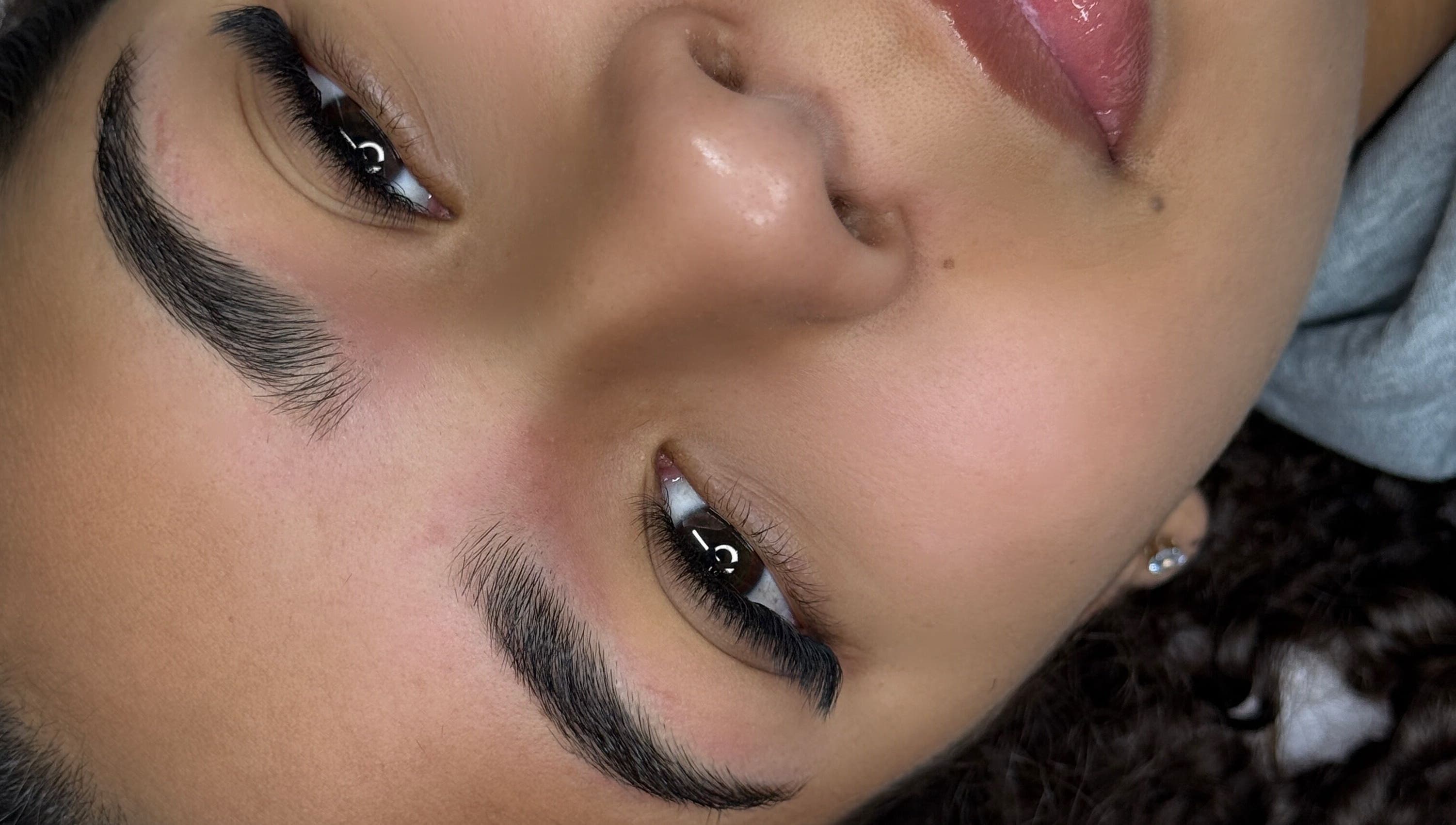 Close de sobrancelhas elegantes na Shirley Lash Design, Coral Springs, Florida, US.