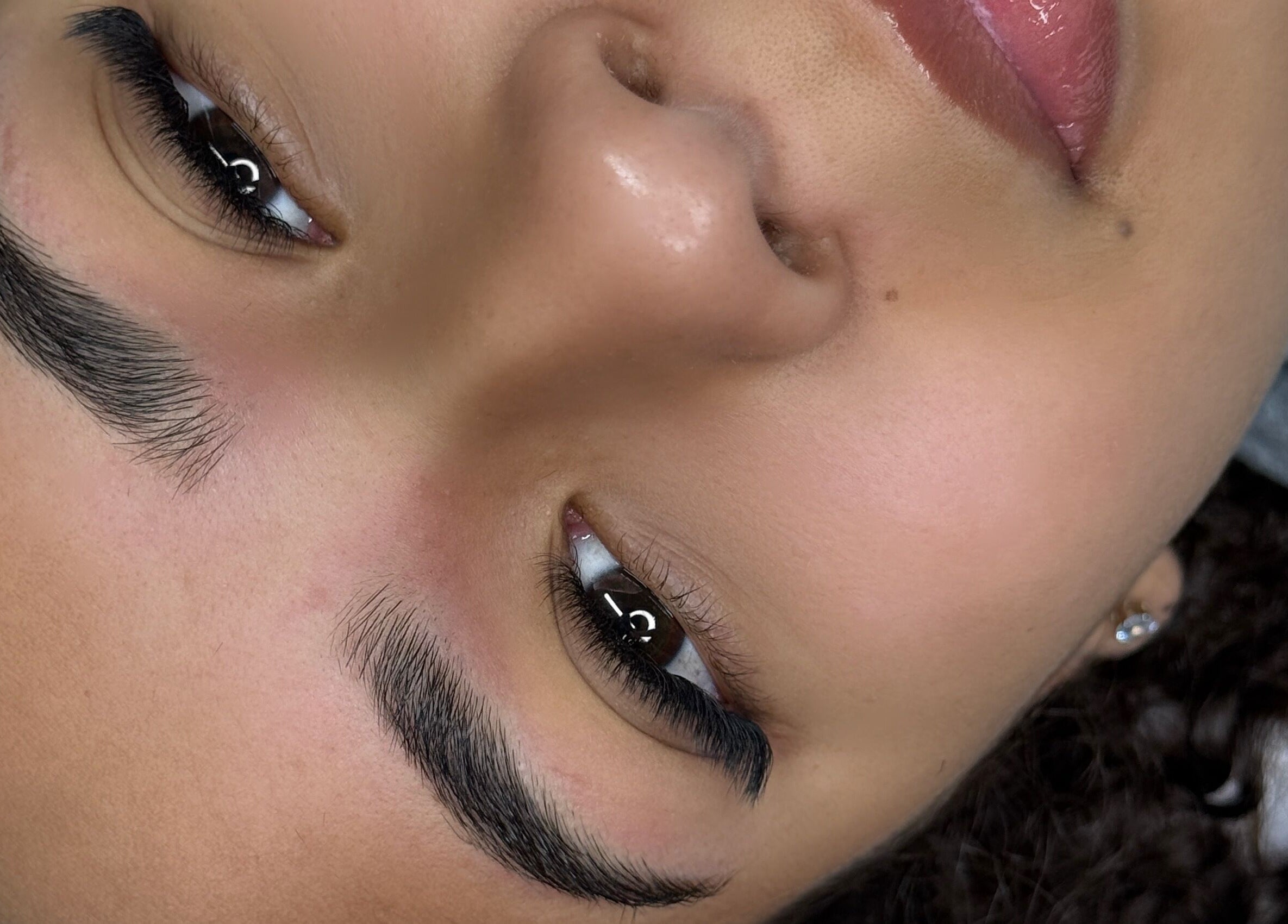 Close de sobrancelhas elegantes na Shirley Lash Design, Coral Springs, Florida, US.