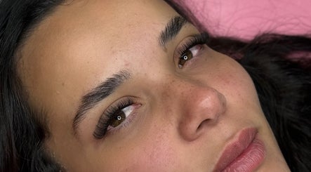 Extensões de cílios impecáveis em Shirley Lash Design, Coral Springs, Florida, US.