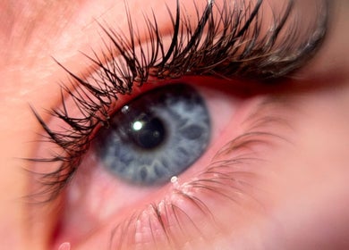 Zbliżenie na pięknie przedłużone rzęsy w Ansty Lashes Przedłużanie rzęs Eyelash, Warszawa, Województwo Mazowieckie, PL.
