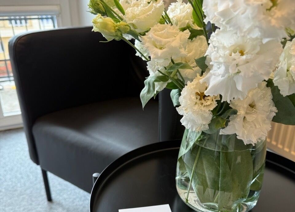 Elegancki bukiet białych kwiatów w Ansty Lashes & Beauty Bar, Warszawa, Województwo Mazowieckie, PL.