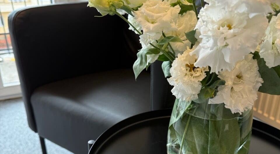 Elegancki bukiet białych kwiatów w Ansty Lashes & Beauty Bar, Warszawa, Województwo Mazowieckie, PL.