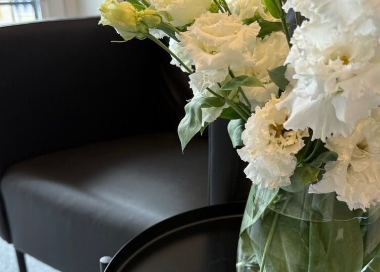 Bukiet białych kwiatów na stoliku w Ansty Lashes & Beauty Bar, Warszawa, Województwo Mazowieckie, PL.