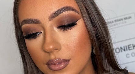 Tonieka Ryan Mua