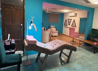 Elegante interior de Kozmo Nails en Mérida, Yucatán, MX, con muebles modernos y acogedores.