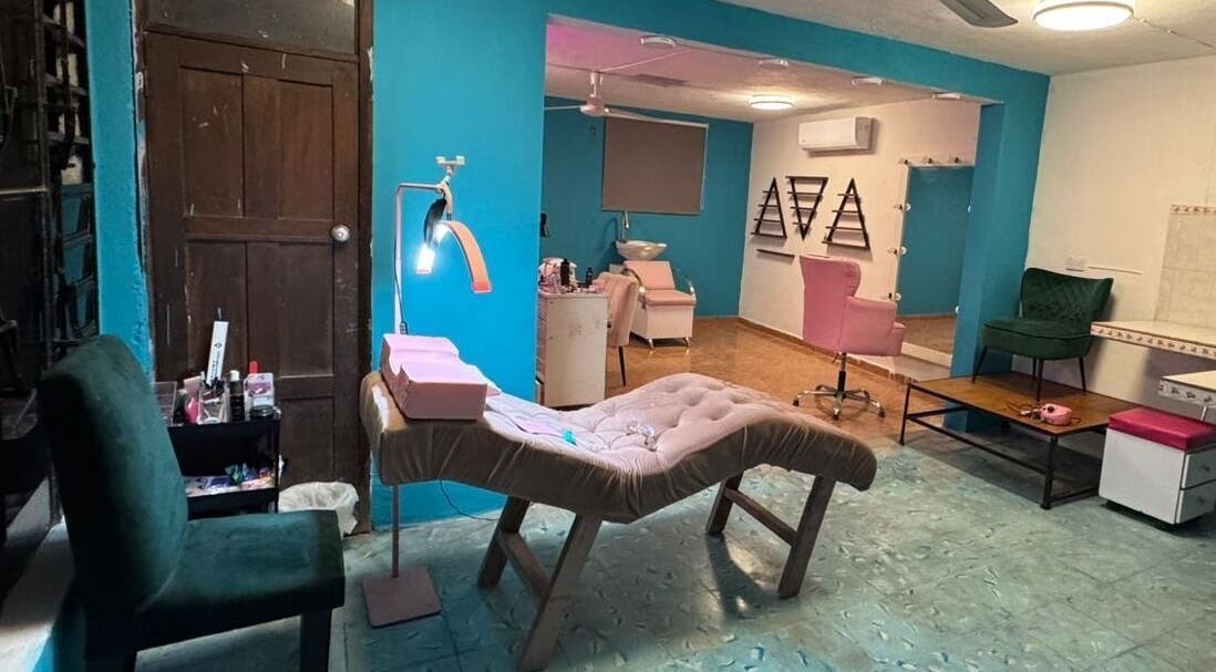 Elegante interior de Kozmo Nails en Mérida, Yucatán, MX, con muebles modernos y acogedores.