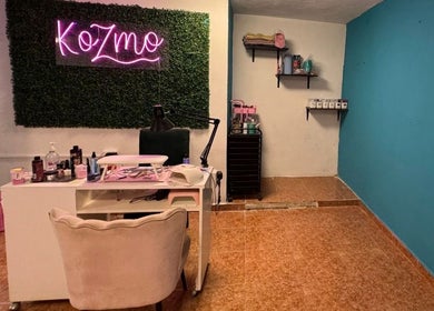 Mesa de trabajo en Kozmo Nails, Mérida, Yucatán, MX, con decoración moderna y elegante.