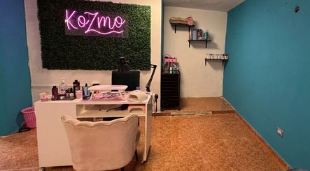 Mesa de trabajo en Kozmo Nails, Mérida, Yucatán, MX, con decoración moderna y elegante.