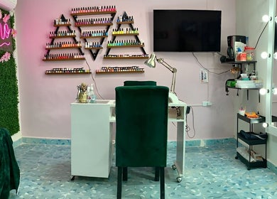 Sala de manicura en Kozmo Nails, Mérida, Yucatán, MX, decorada con neón y estanterías de esmaltes.