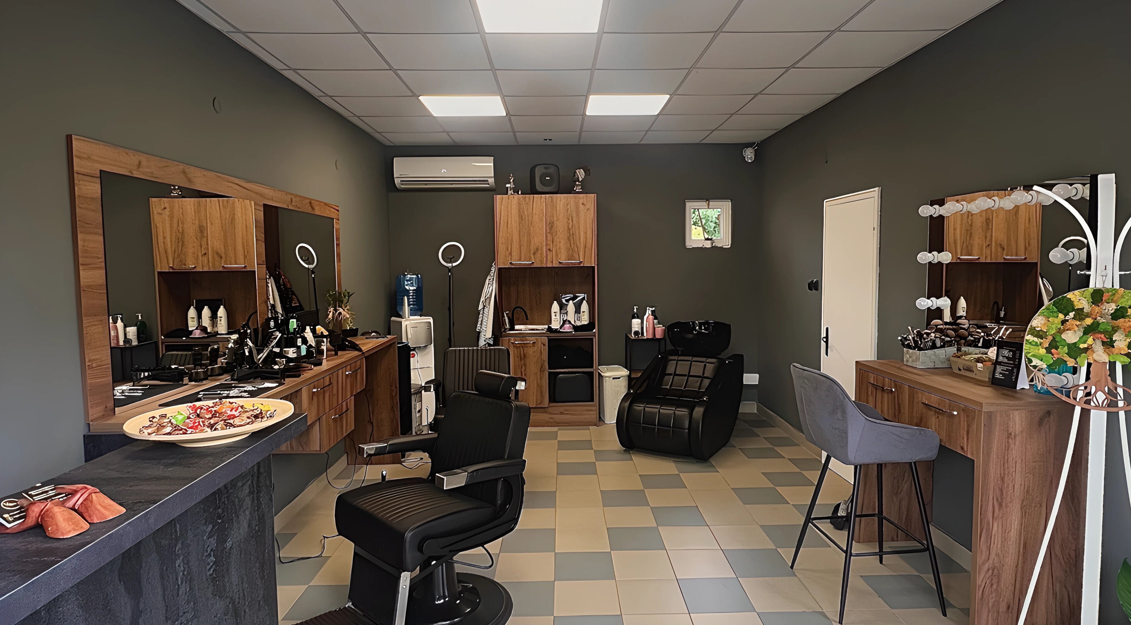 Интериор на V&V Beauty Studio в Ботевград, Софийска област, BG, оборудван с професионални козметични столове.