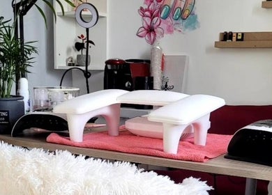 Espace manucure chez Patou Nails à Saint-barthélemy, Auvergne-rhône-alpes, FR, décoré avec plantes et outils élégants.
