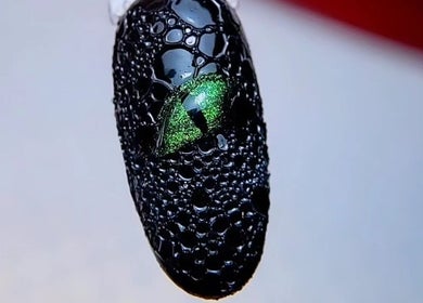 Design d'ongle noir brillant chez Patou Nails, Saint-barthélemy, Auvergne-rhône-alpes, FR.