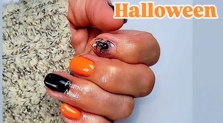 Dessins d'Halloween sur ongles orange et noir à Patou Nails, Saint-barthélemy, Auvergne-rhône-alpes, FR.