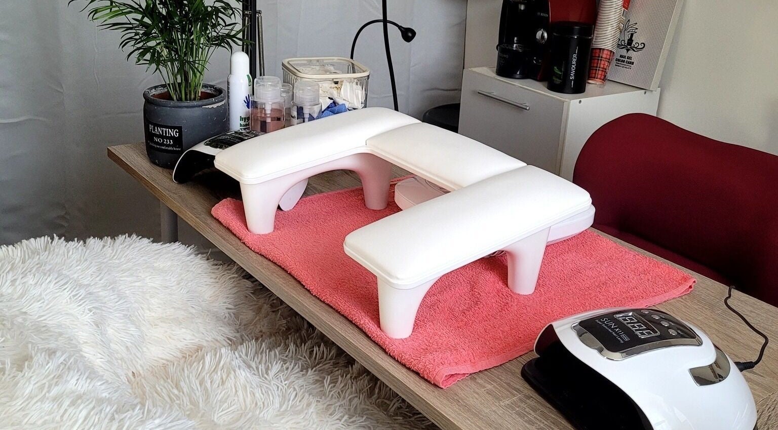 Station de manucure moderne chez Patou Nails à Saint-barthélemy, Auvergne-rhône-alpes, FR.